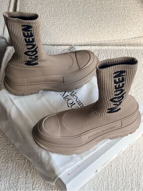 Alexander McQueen beige Knit thead Sock Boots with Black Logo size 10us new
